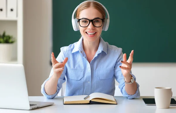 Felice Femmina Adulta Occhiali Cuffie Sorridente Parlando Con Fotocamera Mentre — Foto Stock