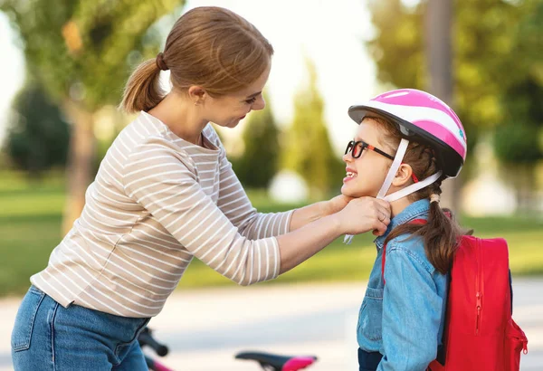 Vue Latérale Femme Fixation Casque Sur Fille Heureuse Avant Promenade — Photo