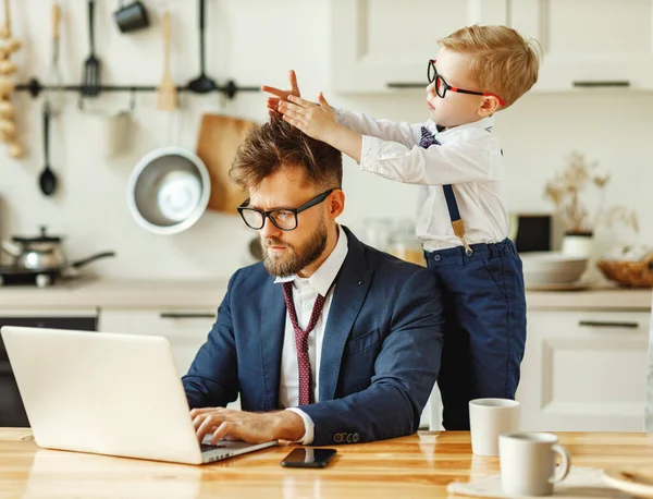 Glada Lekfulla Unge Sitter Halsen Olycklig Upptagen Pappa Formella Kläder — Stockfoto