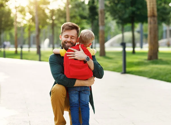 Tată Fericit Vesel Zâmbind Îmbrățișând Fiul Școlar Rucsac Înainte Școală — Fotografie, imagine de stoc