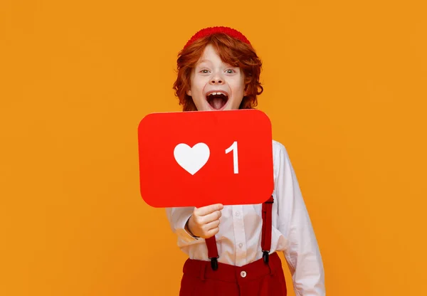 Positivo Ragazzo Rossiccio Abito Elegante Dimostrando Bordo Con Simbolo Simile — Foto Stock