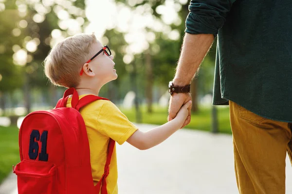 Okula Yürürken Sırt Çantalı Baba Oğulun Arka Plandaki Bulanık Park — Stok fotoğraf