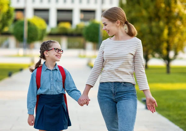 공원에 학교로 걸어가면서 공책을 미소를 엄마를 바라보는 — 스톡 사진