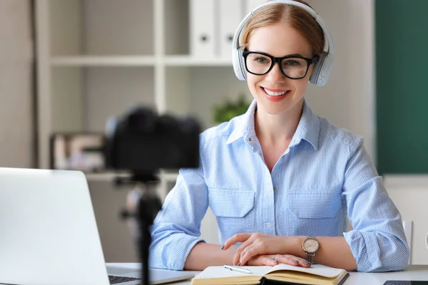 Vrolijke Volwassen Vrouw Koptelefoon Bril Glimlachen Spreken Met Online Studenten — Stockfoto