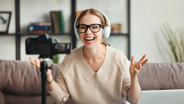 Feliz Bloguera Adulta Auriculares Gafas Contando Chistes Riéndose Mientras Está —  Fotos de Stock