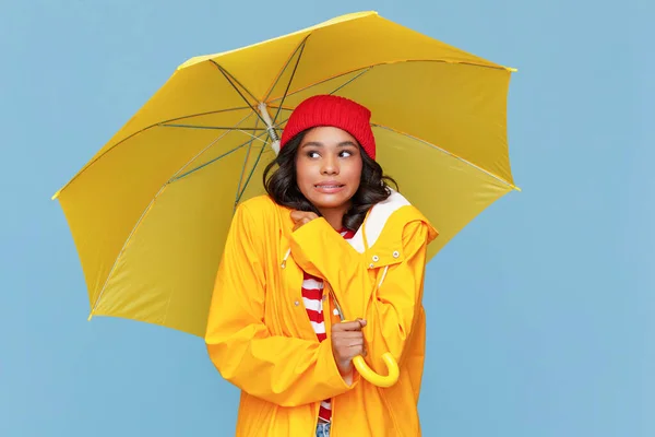 若いですエスニック女性とともに傘離れて見てと震え上の寒い秋の日に青の背景 — ストック写真