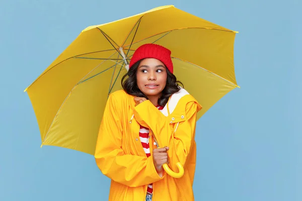 Jovem Mulher Étnica Com Guarda Chuva Olhando Para Longe Tremendo — Fotografia de Stock