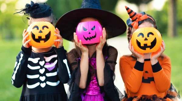 Mutlu Cadılar Bayramı Komik Çocuklar Süslü Elbiseli Kızlar Kafalarını Balkabaklarının — Stok fotoğraf