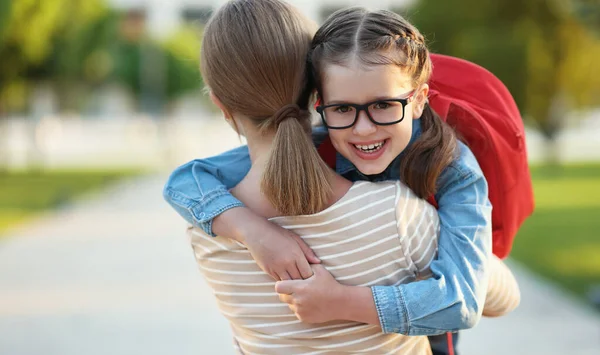 Alegre Colegiala Feliz Con Mochila Sonriendo Abrazando Madre Antes Escuela —  Fotos de Stock