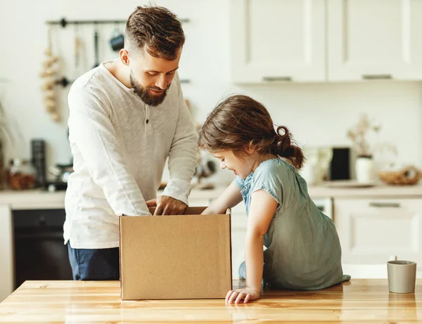 Joven Pequeña Hija Desempacando Caja Cartón Con Pedido Entregado Mientras — Foto de Stock