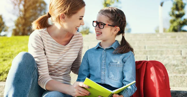 Madre Una Bambina Una Scolaretta Con Libri Quaderni Siedono Sulle — Foto Stock