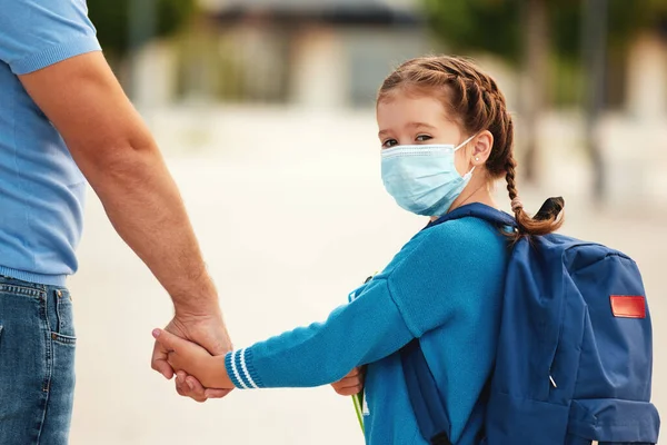 Concepto Prevención Coronavirus Covid Infecciones Virales Padre Escolta Una Colegiala — Foto de Stock