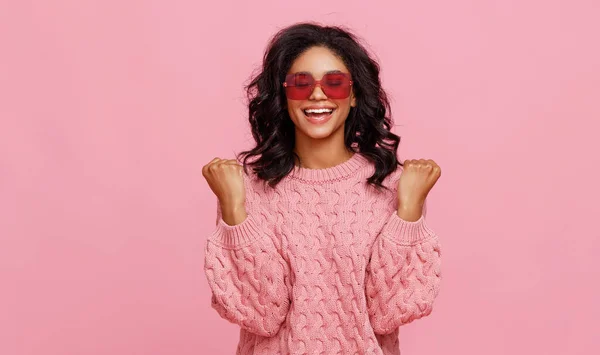 Deleitado Joven Étnico Femenino Sonriendo Apretando Los Puños Mientras Celebra —  Fotos de Stock