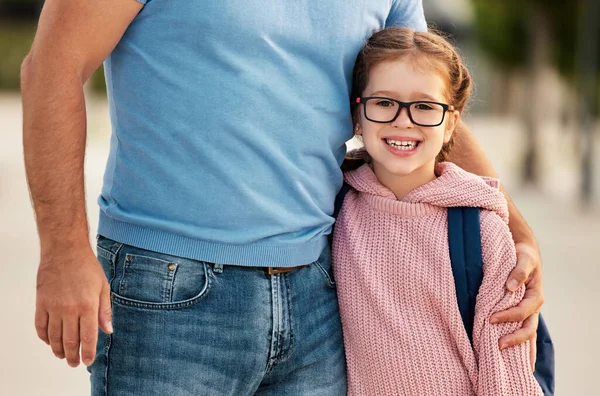 Eerste Dag School Vader Leidt Een Klein Kind School Meisje — Stockfoto