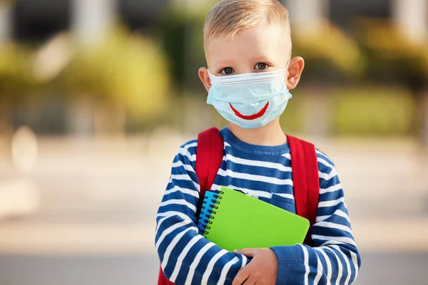 预防眼镜蛇 19和病毒感染的概念 快乐的小男孩 戴着医疗面罩 在上学前面带微笑 — 图库照片