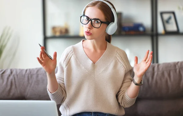 Mujer Adulta Inteligente Con Auriculares Gafas Gesticulando Mirando Cámara Mientras —  Fotos de Stock