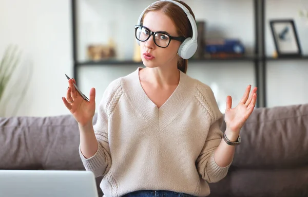 Smart Vuxen Kvinna Hörlurar Och Glasögon Gestikulera Och Titta Kameran — Stockfoto