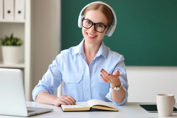 Gelukkig Volwassen Vrouw Bril Koptelefoon Glimlachen Spreken Met Camera Terwijl — Stockfoto