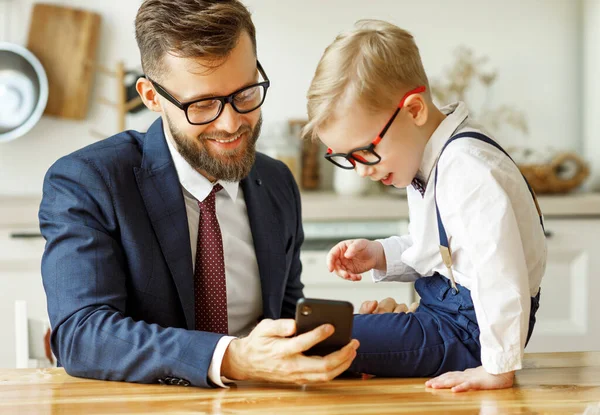 Businessman Father Young Schoolboy Son Uses Smartphone Search Informatio — Stock Photo, Image