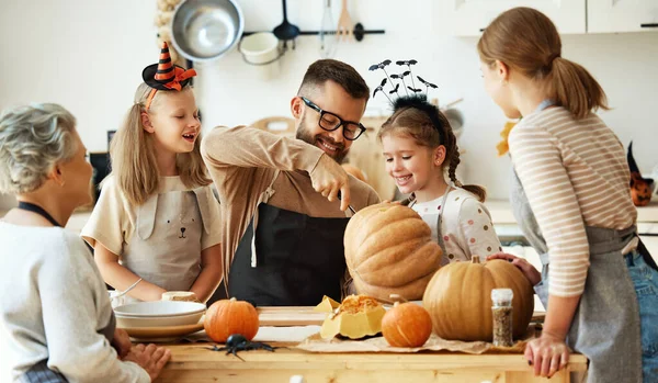 Felice Famiglia Madre Padre Nonna Bambini Preparano Halloween Intagliando Zucche — Foto Stock