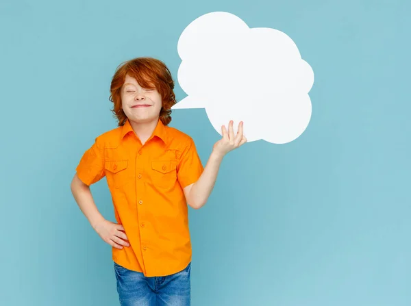 Feliz Chico Divertido Camisa Naranja Alegremente Sonriendo Sosteniendo Globo Habla — Foto de Stock