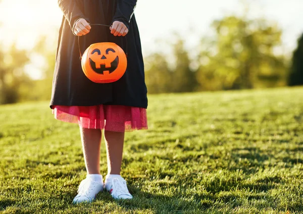 Ragazza Irriconoscibile Abito Che Trasporta Jack Cesto Lanterna Mentre Piedi — Foto Stock