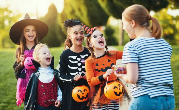 Adulto Feminino Dando Doces Para Crianças Felizes Trajes Halloween Durante — Fotografia de Stock