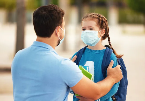 Pequeña Colegiala Con Máscara Protectora Despidiéndose Padre Antes Clase Primer — Foto de Stock