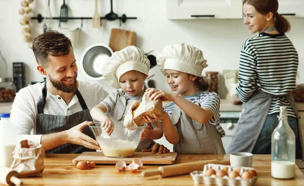 周末早上在家里厨房和父母一起做糕点的时候 快乐的孩子们在厨房里搅拌面团的配料 — 图库照片