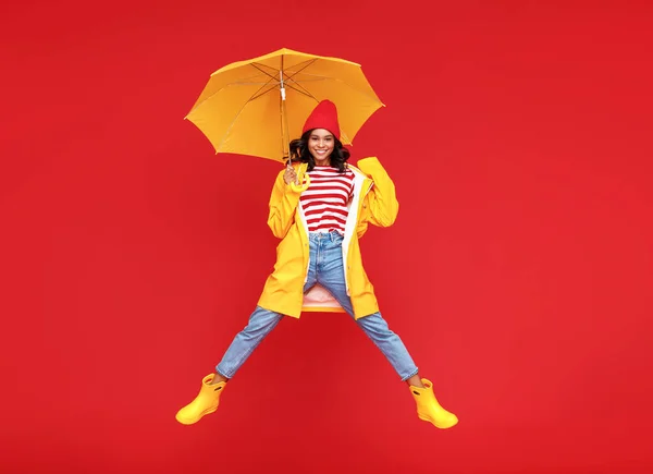 Corpo Inteiro Encantado Mulher Étnica Capa Chuva Sorrindo Pulando Dia — Fotografia de Stock