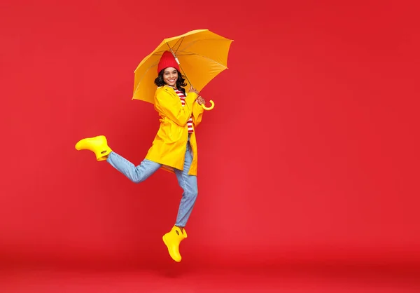 Cuerpo Entero Encantado Mujer Étnica Impermeable Sonriendo Saltando Día Otoño —  Fotos de Stock