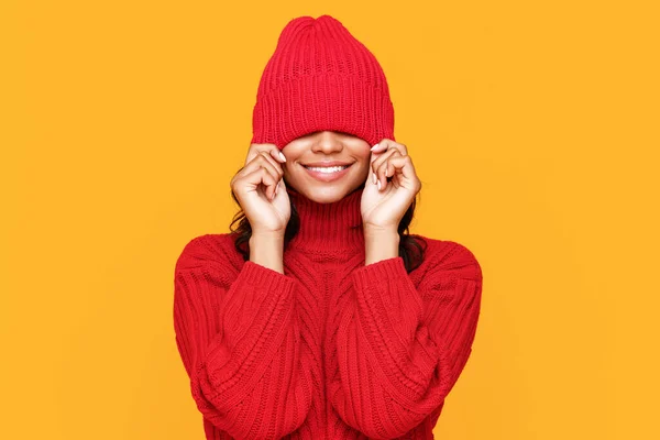 Счастливая Молодая Этническая Женщина Улыбается Тянет Модную Вязаную Шляпу Глаза — стоковое фото