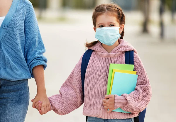 Positief Schoolmeisje Medisch Masker Met Rugzak Copybooks Hand Hand Van — Stockfoto