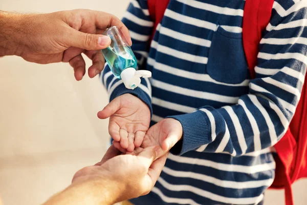 Alto Ángulo Cultivo Hombre Anónimo Verter Desinfectante Botella Plástico Las — Foto de Stock