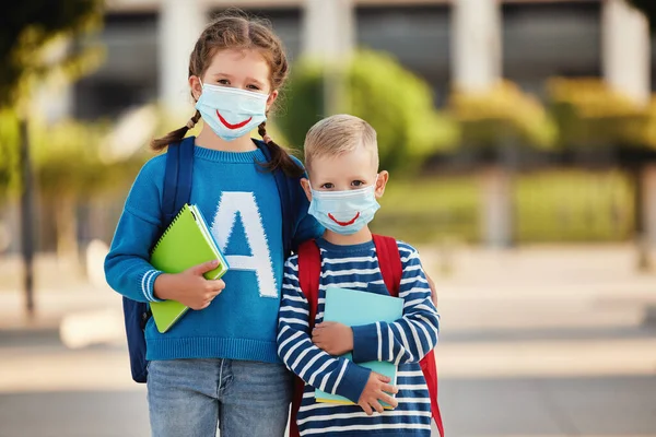 Felice Sorella Fratello Maschere Protettive Con Sorrisi Disegnati Abiti Casual — Foto Stock