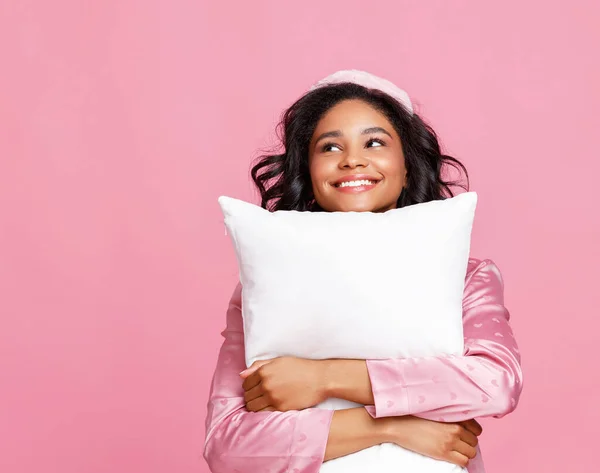 Vrolijke Jonge Etnische Vrouw Knuffelen Kussen Weg Kijken Met Een — Stockfoto