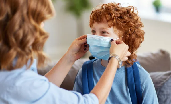 Koncepce Prevence Koronavirové Covid Virové Infekce Matka Nasadí Lékařskou Masku — Stock fotografie