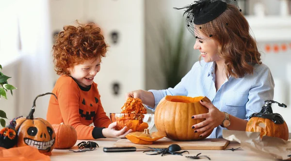 Šťastná Rodina Veselá Žena Její Zrzavý Syn Smějí Připravují Halloween — Stock fotografie