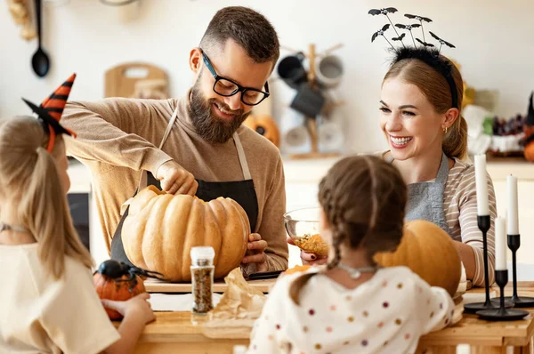 Alegre Barbudo Hombre Haciendo Jack Linterna Calabaza Mientras Reúnen Alrededor —  Fotos de Stock