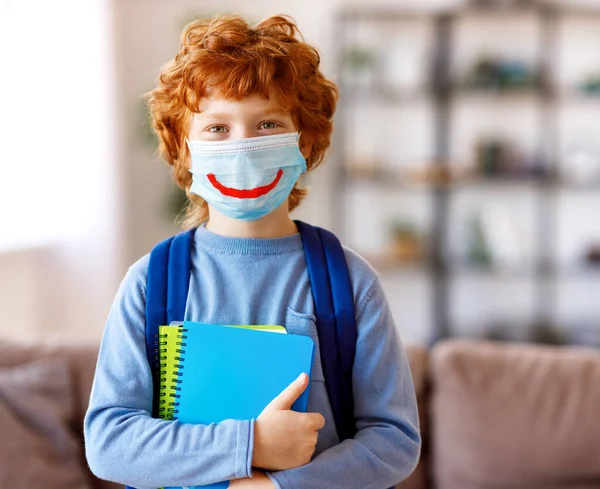 Optimistischer Smarter Ingwer Schüler Freizeitkleidung Mit Schutzmaske Und Gezeichnetem Lächeln — Stockfoto