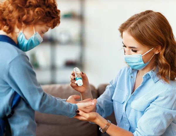 Vue Latérale Une Maman Prudente Dans Masque Protection Versant Désinfectant — Photo