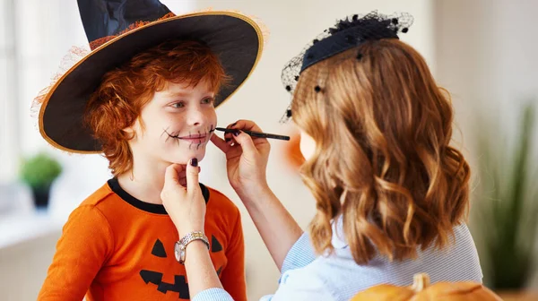 Familia Feliz Preparándose Para Halloween Madre Hace Que Maquillaje Calabaza —  Fotos de Stock