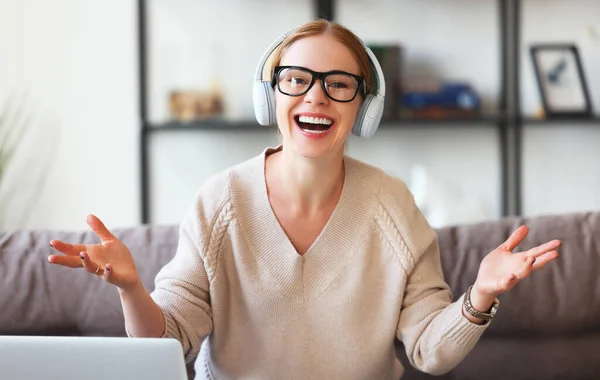 Mujer Adulta Feliz Gafas Auriculares Gesticulando Riendo Mientras Sienta Sofá — Foto de Stock