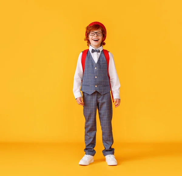 Ganzkörpermunterer Junge Stylischer Schuluniform Und Brille Der Vor Gelbem Hintergrund — Stockfoto