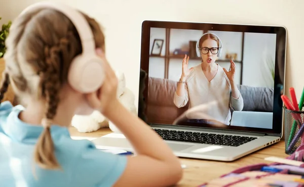 Névtelen Lány Fülhallgatóban Asztalnál Hallgatja Őrült Tanár Szidta Diák Online — Stock Fotó