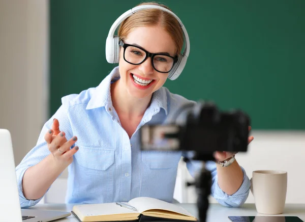 Fröhliche Erwachsene Frau Mit Kopfhörern Und Brille Lächelt Und Spricht — Stockfoto