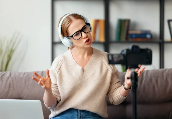 Adult Woman Glasses Headphones Sharing Concerns Audience While Sitting Sofa — Stock Photo, Image