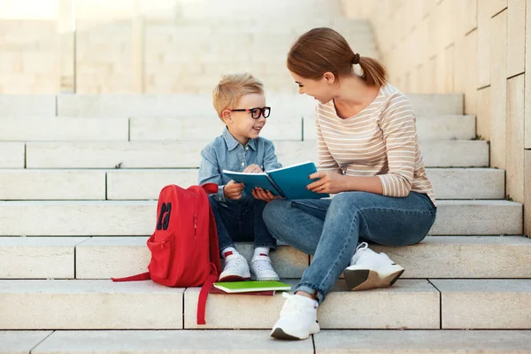 Mère Petit Fils Écolier Avec Des Livres Des Cahiers Assis — Photo