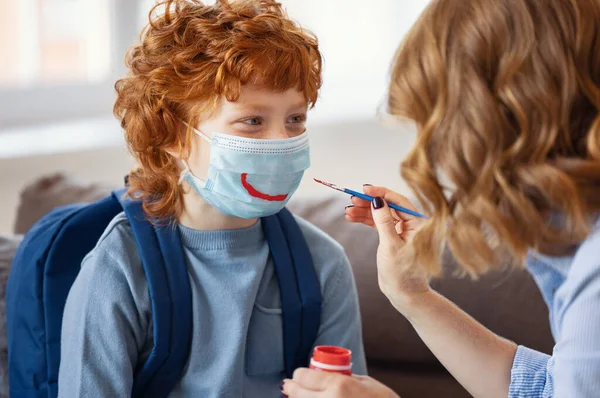 Optimistische Slimme Gember Schooljongen Casual Dragen Beschermende Masker Met Getrokken — Stockfoto