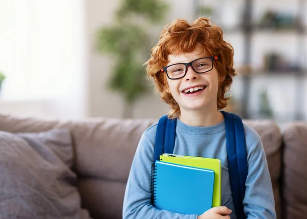 Gözlüklü Komik Kızıl Çocuk Okula Gitmeden Önce Renkli Ders Kitaplarına — Stok fotoğraf